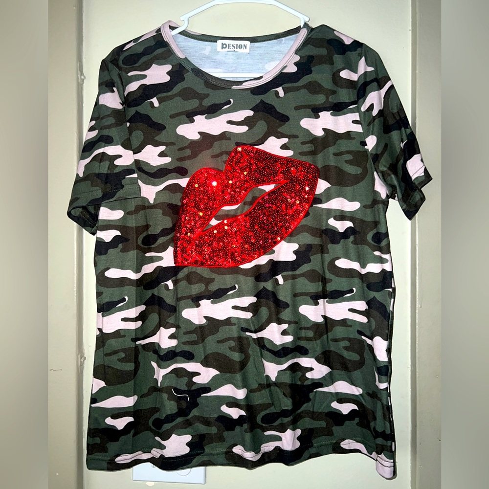 Sequinned Lips Camo Tee XL